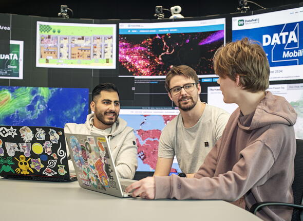 Studenten achter een computer.