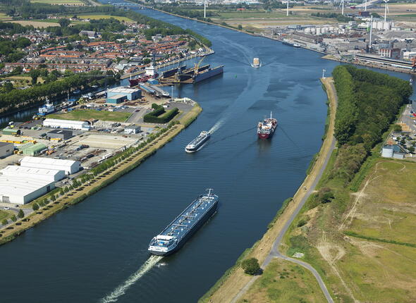 Vrachtverkeer over het Kanaal van Gent naar Terneuzen