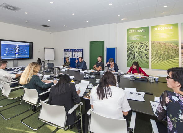 Medewerkers die samenwerken aan een tafel
