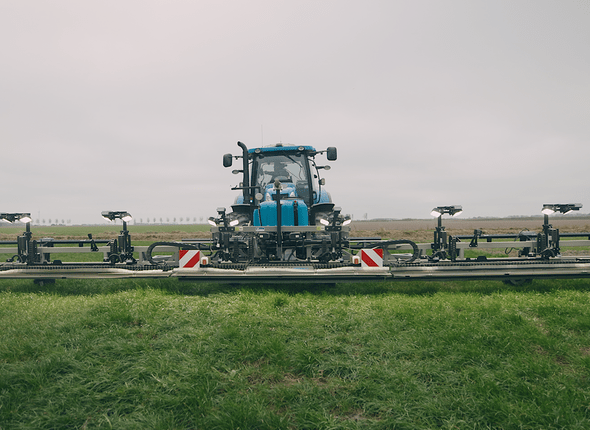 Trekker besproeit het land
