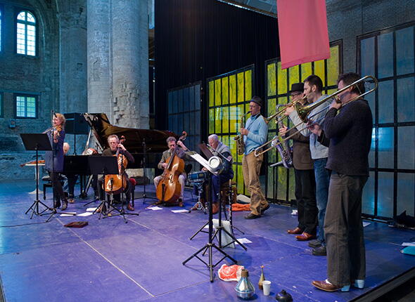 Muzikanten op een podium