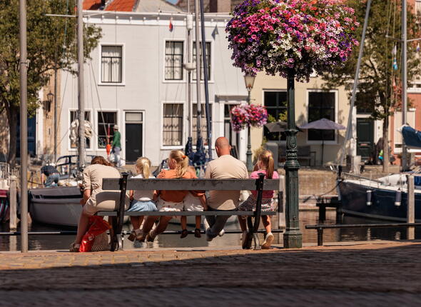 Een gezin op een bankje in de Stadshaven van Goes.