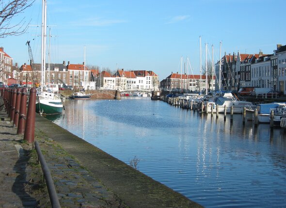 haven met boten en huizen op achtergrond