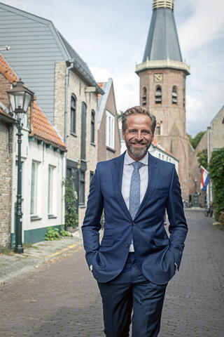 Hugo de Jonge in een dorp