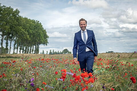 Hugo de Jonge in een bloemenveld
