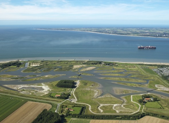 Een luchtfoto van de Westerschelde met op de voorgrond Waterdunen.
