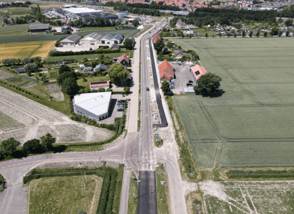 Dronefoto van asfalteringswerkzaamheden bij Ritthem