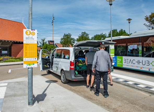Lijndienstbus en kleiner busje op Beachhub bij Transferium Renesse. Beeld: Addvision SD Op Weg