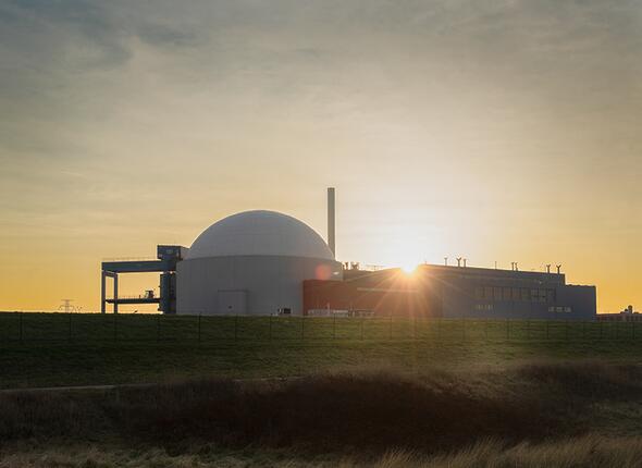 Kerncentrale in Borsele met zonsondergang