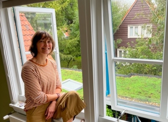 Jenny Heijstek met haar groene dak op de achtergrond