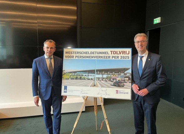 Minister Harbers en gedeputeerde Van der Maas met ondertekening Westerscheldetunnel tolvrij per 2025