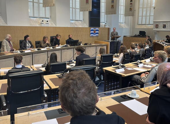 Gedeputeerde Van der Maas opent het Provinciaal Jeugddebat 2025 in de Statenzaal
