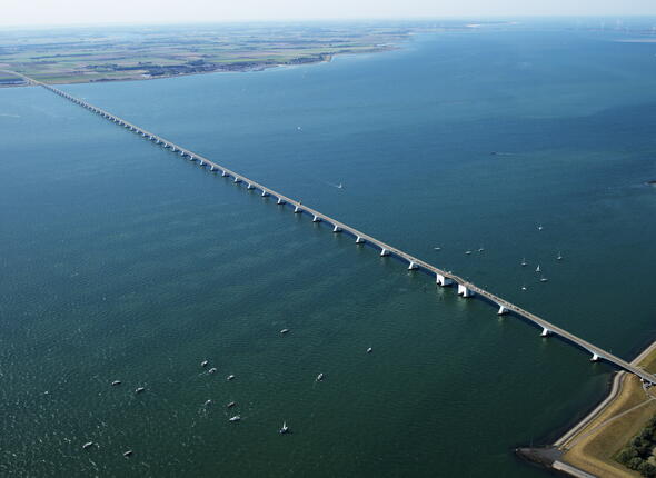 Dronefoto van de Zeelandbrug