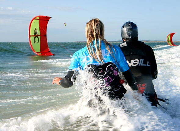 Proefles kitesurfen op het water bij Windsurfschool Veerse Meer.
