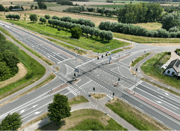 Dronefoto van kruispunt Nieuwe Rijksweg-Nijverheidsstraat-Oude Rijksweg in ’s-Heer Arendskerke