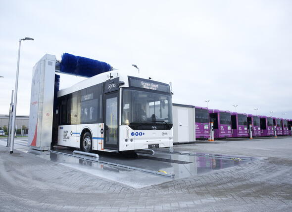 Bus rijdt door wasstraat bij laadstation Groen Goud Biervliet