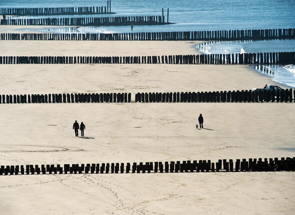 Mensen wandelen over het strand van Westkapelle.