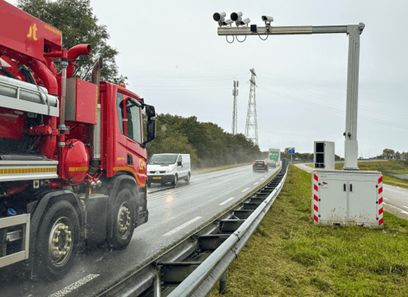 Focusflitser boven de weg