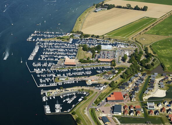 Luchtfoto bij havengebied Wolphaartsdijk bij het Veerse Meer.