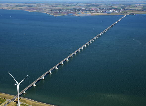 Luchtfoto van de Zeelandbrug