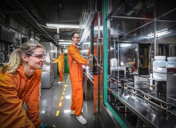 Studenten in een nucleair lab