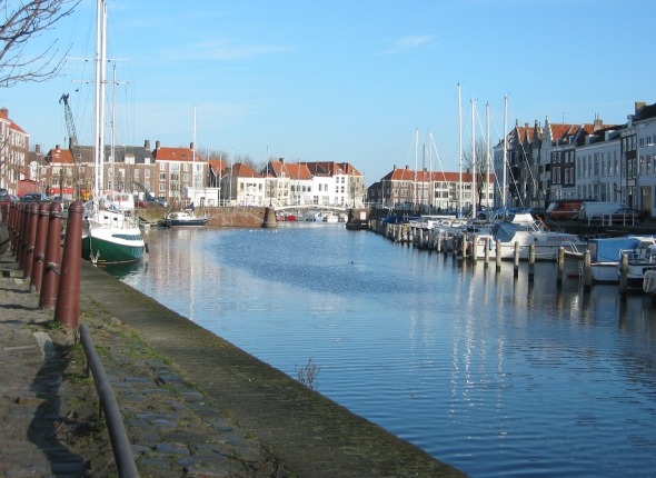 haven met boten en huizen op achtergrond