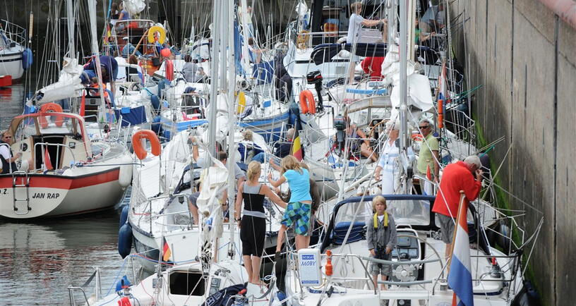 Veel bootjes liggen te wachten om een sluis door te varen