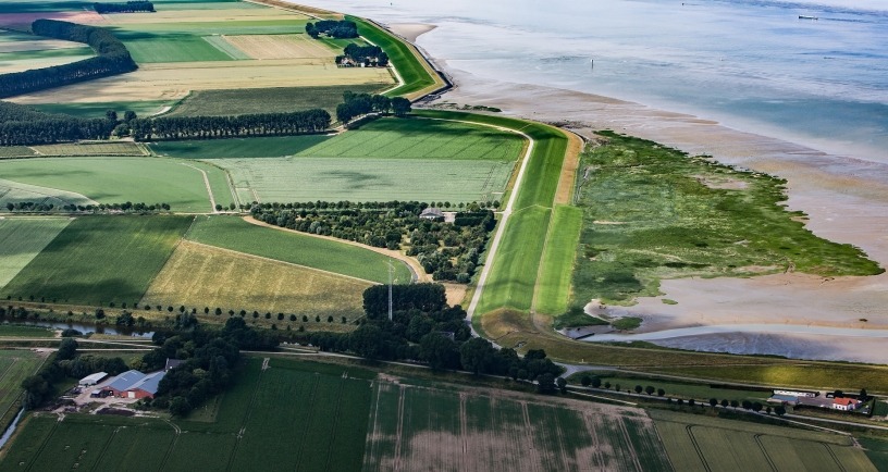 Luchtfoto van boerderijen en landerijen