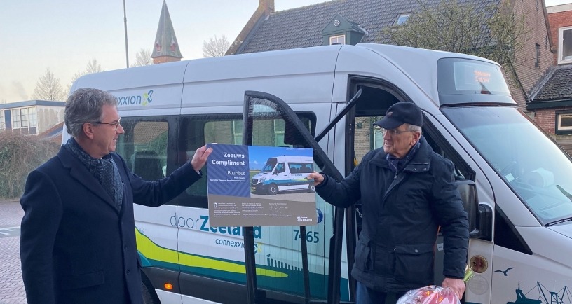 Harry van der Maas overhandigt Zeeuws compliment aan Herman Bouma van de buurtbus