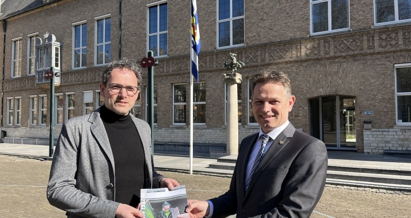 Gedeputeerde Jo-Annes de Bat ontving uit handen van Marc Dorst van DMARC de eerste uitgave van het magazine van de Provincie Zeeland: IN ZEELAND