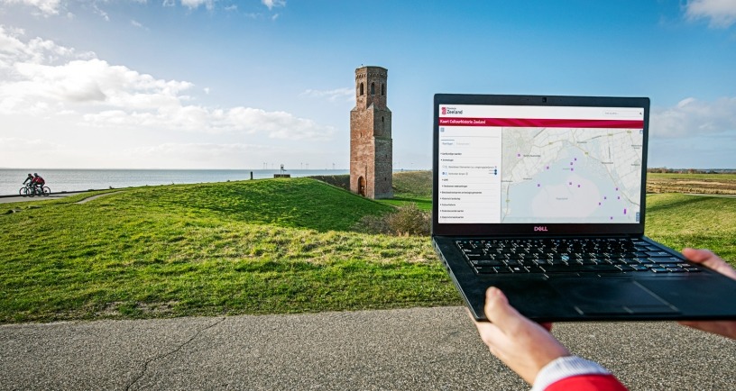 laptop met kaart Cultuurhistorie Zeeland met op achtergrond de Plompe Toren. Foto: Mechteld Jansen