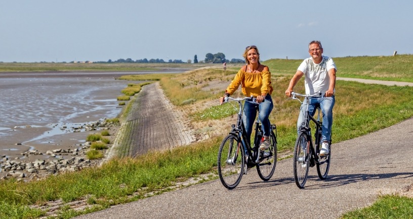 2 fietsers op een dijk. Foto: Lisette van Peenen