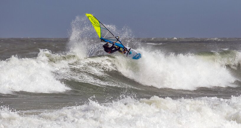 Windsurfer op zee tijdens De Slag om Domburg. Beeld: Patrick van Iersel