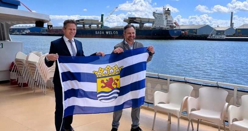 Jo-Annes de Bat en CEO van Hydrogen Europe houden de Zeeuwse vlag vast