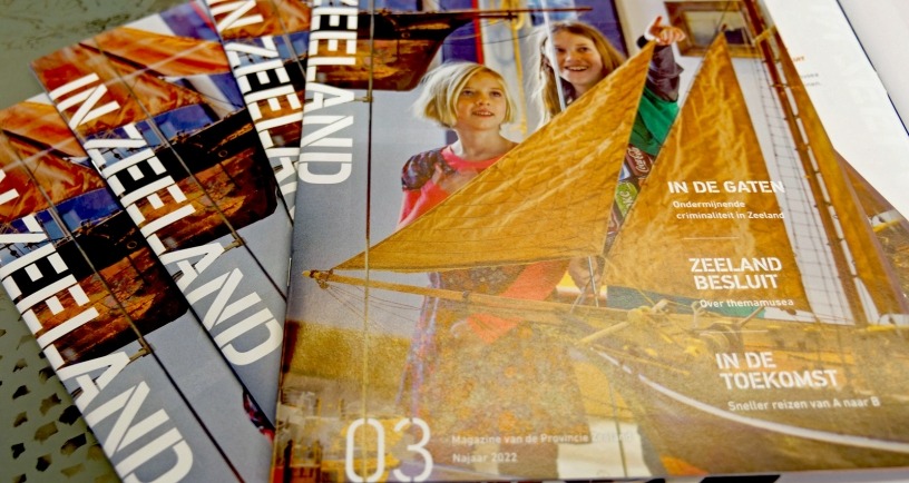 Meerdere magazines IN ZEELAND op de leestafel