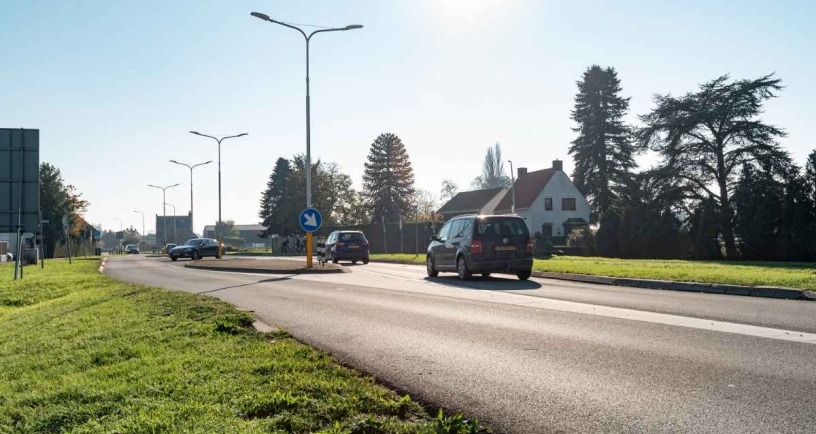 auto's rijden over de Gentsevaart in Kapellebrug