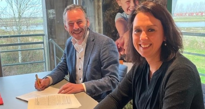 Rob van Westrienen en Anita Pijpelink ondertekenen overdrachtsakte Waterdunen