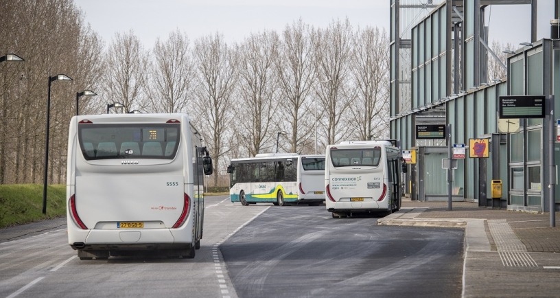 Bussen staan op het busstation in Terneuzen.