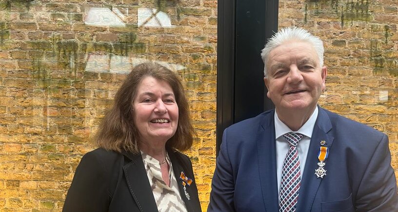 Foto van Statenleden Walraven en Bierens met hun lintje