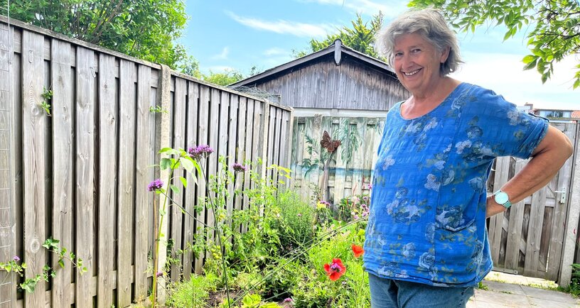 Silvia Lipman in haar groene tuin