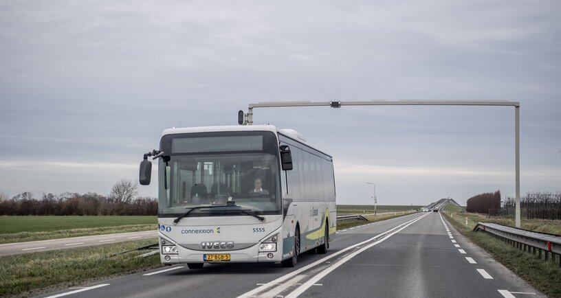 Connexxion bus rijdt over weg