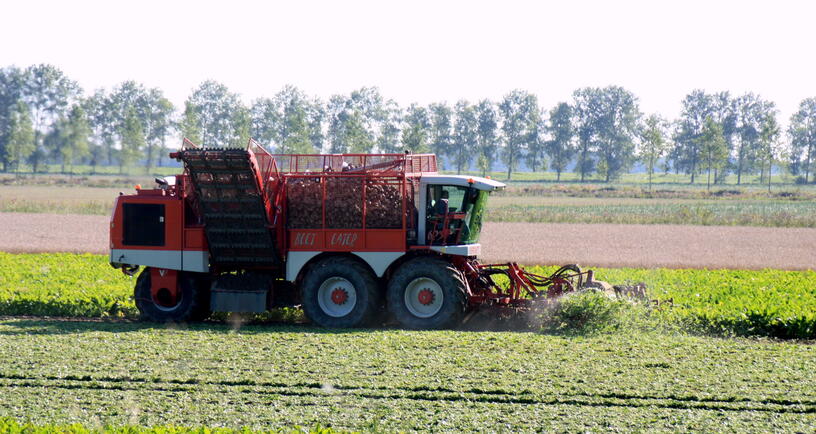 een_tractor_op_een_akker_in_noord-beveland.0febd6bddb1a