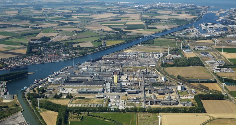 Kanaalzone met bedrijven YARA en HEROS bij Sluiskil