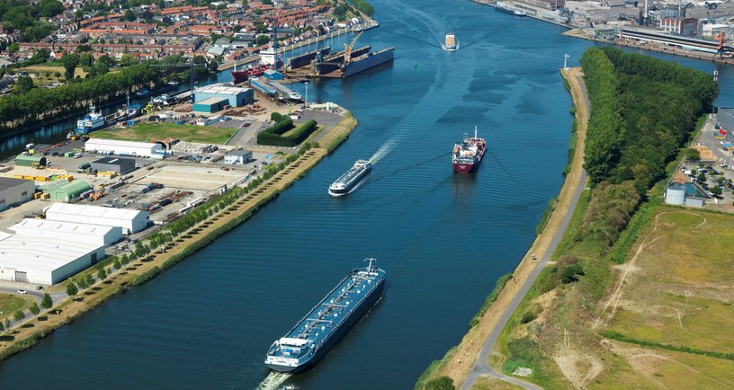 Scheepvaart over het Kanaal van Gent naar Terneuzen