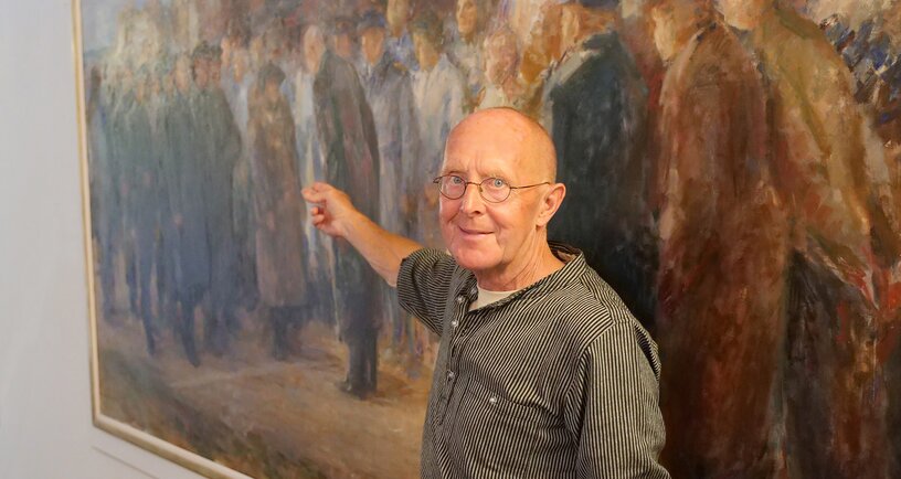 Hans Woittiez bij een schilderij met Koningin Wilhelmina