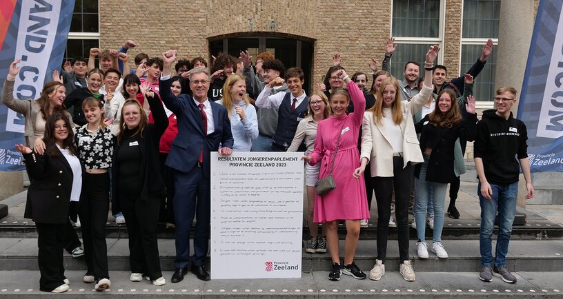 Gedeputeerde Harry van der Maas met leerlingen van het Zeeuws Jongerenparlement
