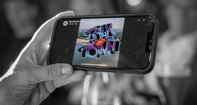 telefoon met op het scherm talk of the town
