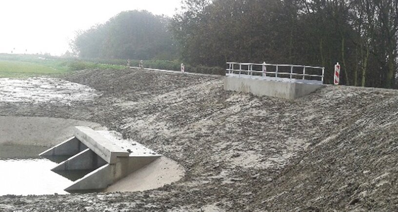 Waterdunen kokerduiker Puijendijk met de weg