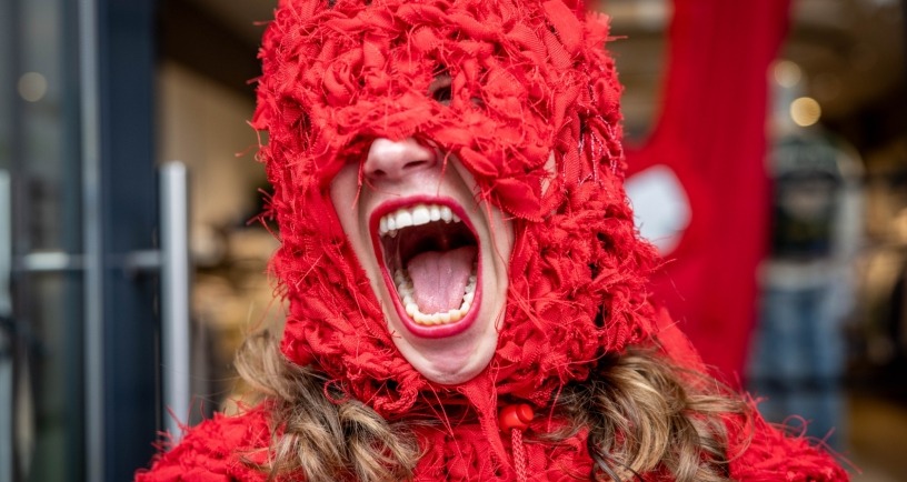 schreeuwende vrouw met rood masker