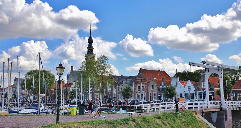 Veere met Koningin Beatrixbrug, jachthaven en Stadhuis